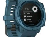La Garmin est une montre connectée dotée d'un bracelet bleu