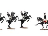 quatre figurines représentant des hommes à cheval sur un fond blanc