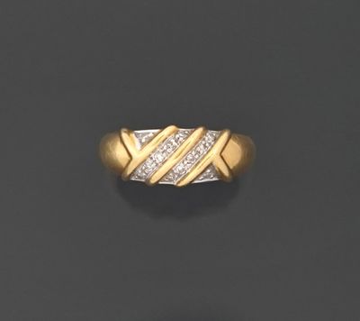 Bague en or jaune et blanc 18K 750 millièmes composée de tro…