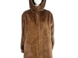le mannequin porte un manteau marron à capuche