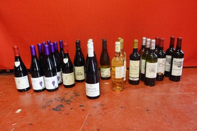 plusieurs bouteilles de vin alignées sur une table