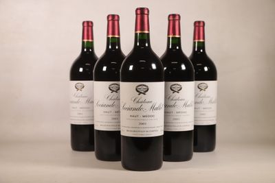 quatre bouteilles de vin rouge sont alignées sur une table