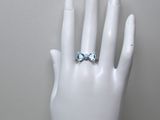 une main ornée d'une bague, posée sur un mannequin