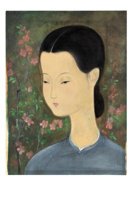 une image représentant un tableau d'une femme avec des fleurs en arrière-plan