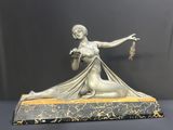 une photo d'une statue représentant une femme assise sur un socle en marbre