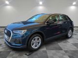 un SUV Hyundai Santa Limited bleu de 2020 garé sur un sol à damier