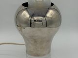 une lampe posée sur une table