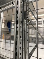 Un lot de 4 colonnes de rayonnage en acier galvanisé en très… (photo 5)