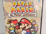 un gros plan d'un jeu Nintendo sur une surface blanche