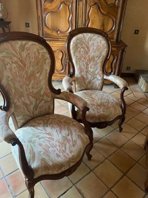 two chairs that are sitting on a tile floor