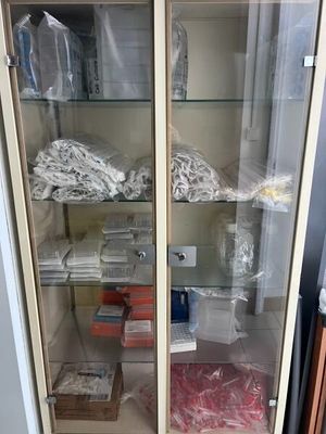 une vitrine qui contient de nombreux objets