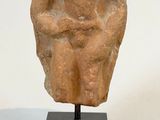 l'image d'une statue représentant une femme tenant un bébé dans ses bras