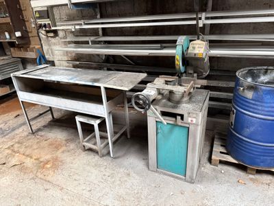 une machine placée au milieu d'une pièce