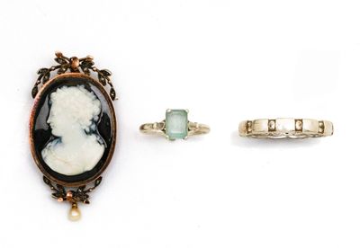 trois bijoux, dont une bague, une bague et une broche