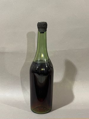 une bouteille contenant un liquide, posée sur une table