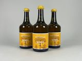 trois bouteilles de bière posées sur une table