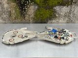 une maquette d'un « Star Destroyer » et une maquette d'un « Millennium War Vehicle »