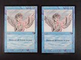 Voici deux cartes représentant des anges, posées sur une table.