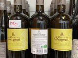 plusieurs bouteilles de vin sont alignées sur un comptoir
