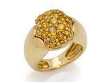 une bague en or jaune sertie d'un bouquet de diamants jaunes et blancs
