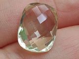 une personne tenant dans sa main un gros cristal jaune
