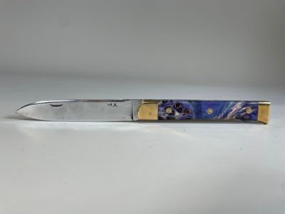 un couteau posé sur une table