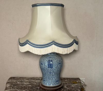 une lampe de table bleue et blanche posée sur une table
