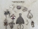 beaucoup d'objets en argent posés sur une table