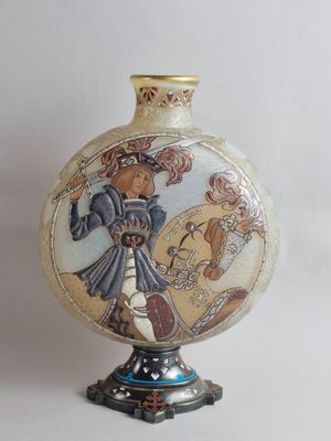 un vase avec la photo d'une femme dessus