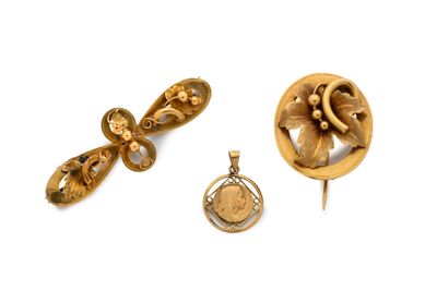 trois bijoux, dont une broche, une broche en or et un pendentif