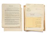 un vieux document sur lequel sont empilés de nombreux papiers