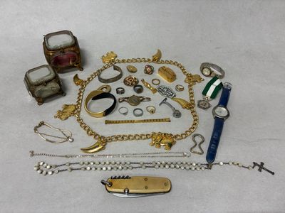 beaucoup de bijoux en or et en argent sur une table