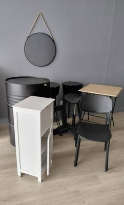 une table et des chaises dans une pièce où il y a un miroir accroché au mur