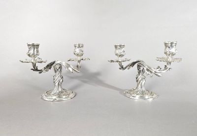 paire de chandeliers plaqués argent ornés de fleurs et de feuilles