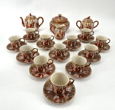 un groupe de tasses et de soucoupes posées sur une table