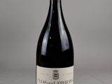 une bouteille de vin posée sur une table