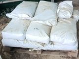 un matelas posé à même le sol, dans la terre