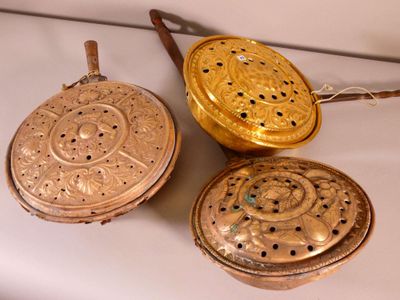 Trois bassinoires en cuivre à décor repoussé de personnages … - Photo 1