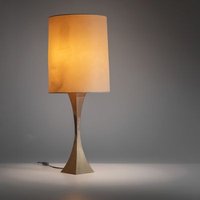 une lampe posée sur une table