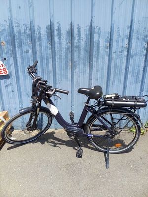 un vélo garé devant un mur bleu