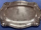 une assiette en argent antique avec un motif décoratif