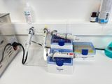 une image représentant un laboratoire équipé d'un microscope et d'autres appareils