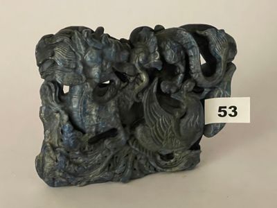une petite statue représentant un groupe de singes assis sur un rocher