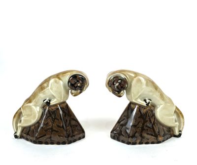 paire de figurines en céramique représentant un singe et un singe perché sur une souche d'arbre