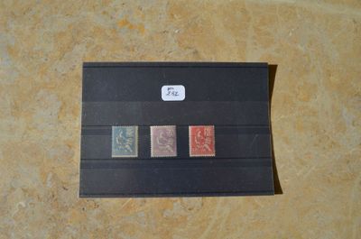 une photo d'une photo d'un timbre sur un morceau de papier