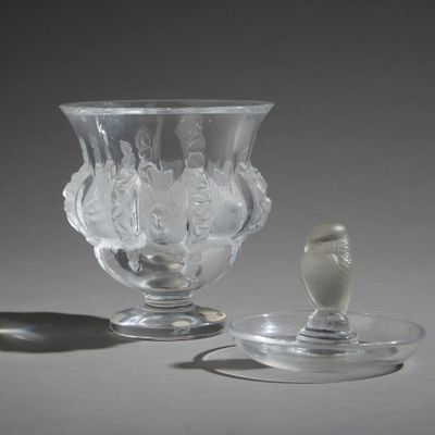 un verre et une cuillère posés sur une table