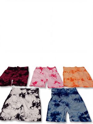 quatre paires de shorts tie-dye de différentes couleurs