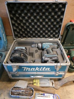 une caisse d'outils avec des outils à l'intérieur, posée sur le sol