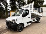 un camion blanc garé dans un parking