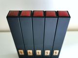 trois livres sont empilés sur une table